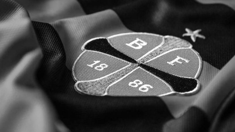 Logo på trøje (sort/hvid)