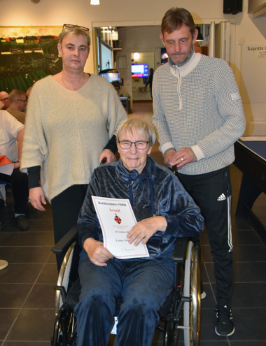 Lonny Johansen med beviset på 40 års medlemskab.