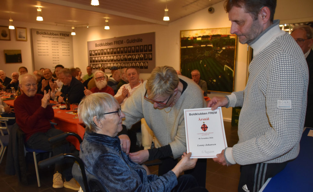 Lonny Johansen får overrakt sin nål