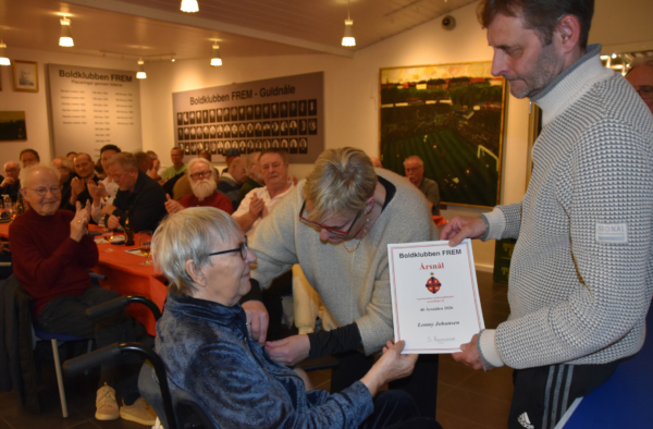 Lonny Johansen får overrakt sin nål