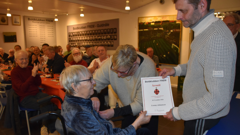 Lonny Johansen får overrakt sin nål