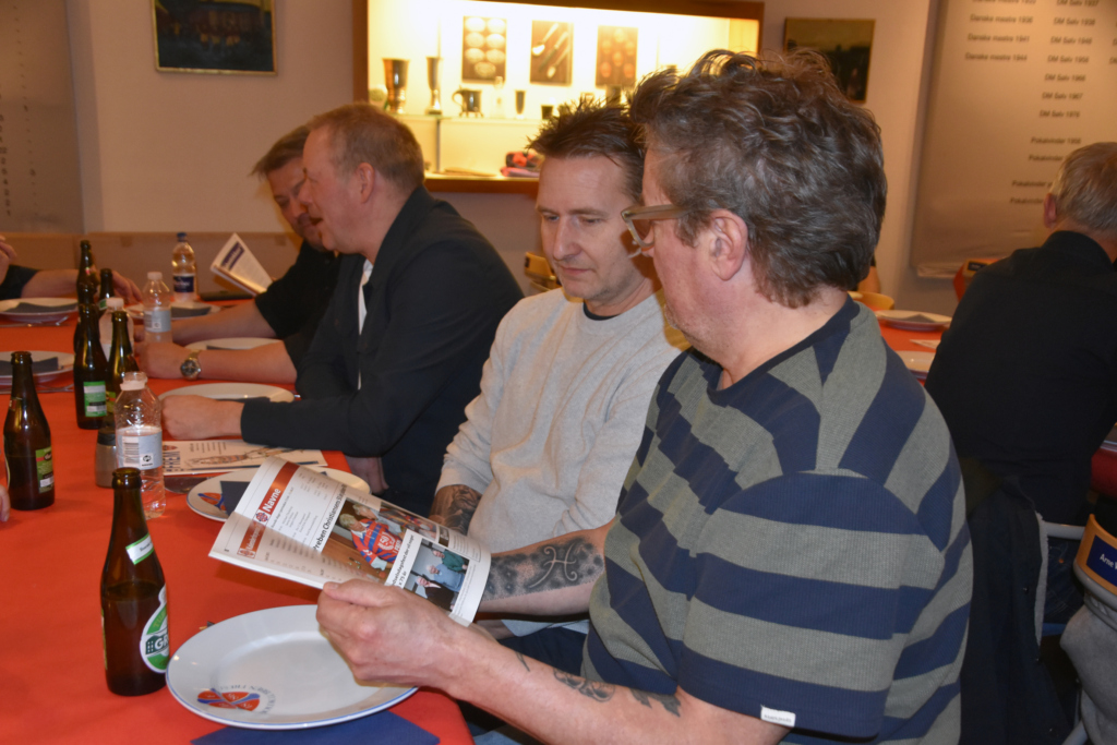 René Henriksen og Bo With studerer et klubblad
